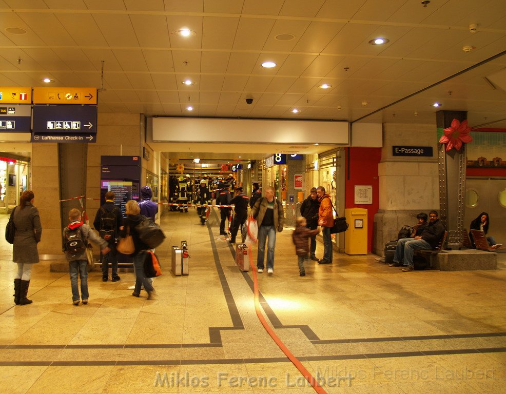 Halogenlampe durchgebrannt Koeln Hauptbahnhof P03.JPG